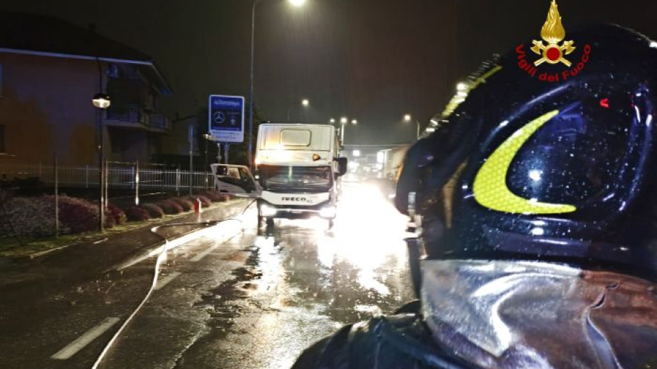 Mezzo della raccolta rifiuti va in fiamme